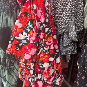 Thrift Vibrant Fabric with a Bold, Multicolored Abstract Floral Pattern Double Length