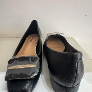 Block low-heeled pumps square pointed-toe shoes.