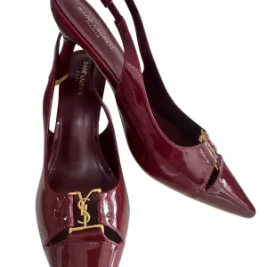 Channel Pointed Toe in a Gold-tone