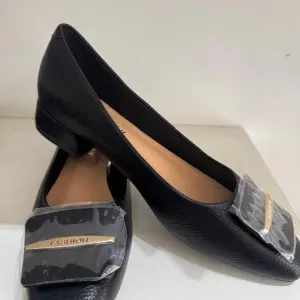 Block low-heeled pumps square pointed-toe shoes.