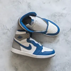 Air Jordan 1 Retro High OG "True Blue in a distinctive blend of materials and shades